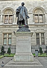 Statue of Henry Irving, London.jpg