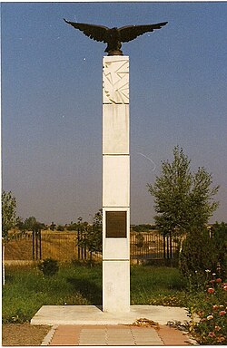 stele vid ingången till museet