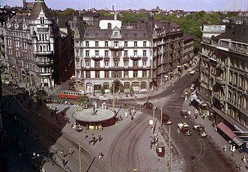 Stureplan i början av 1940-talet med Hotel Anglais i bakgrunden (rivet 1959) och en tidig trådbuss framför. Högra bilden är från 2007, i mitten syns Holger Bloms mötesplats Svampen från 1937 som revs 1987 och byggdes upp på nytt 1989, dock lite längre österut. Till höger ligger ingången till Sturegallerian som invigdes 1990. Fotot från 1939 togs av Gustaf W. Cronquist.