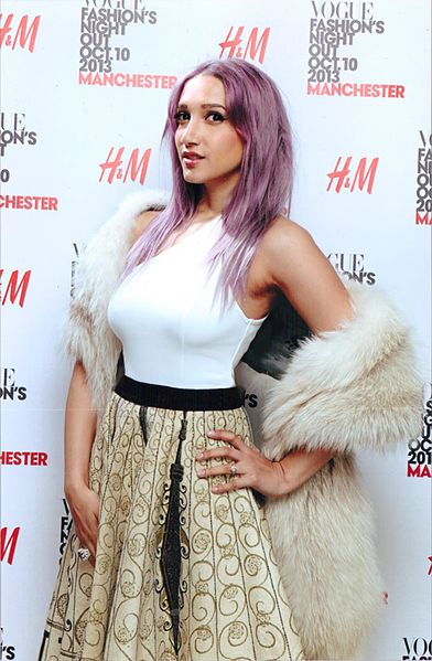 File:Sukki Singapora at VOGUE Fashion's Night Out, Manchester Oct 2013.jpg