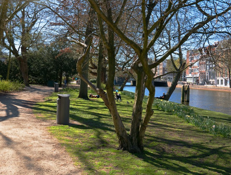 File:Sunday in the Wertheimpark in early Spring, along the border of the canal Nieuwe Herengracht; free photo Amsterdam by Fons Herijnsbroek, 27 March 2022.tif