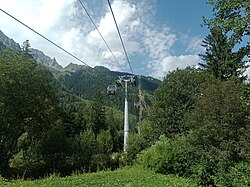 Vue de la télécabine de la Flégère depuis les Praz de Chamonix.