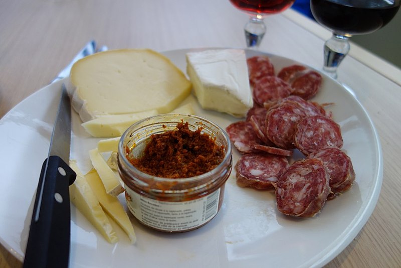 File:Tapenade, tomme et saucisson.jpg