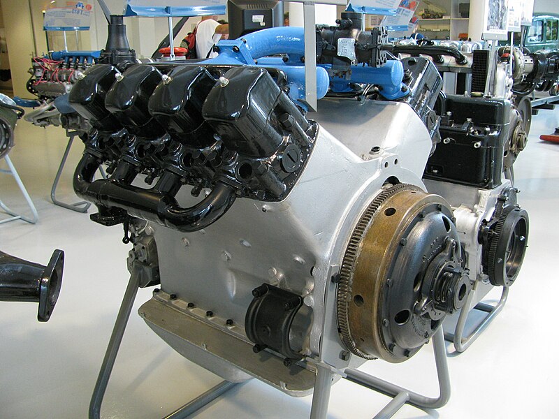File:Tatra 81 engine.JPG