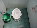 Toilettes en Thaïlande : l'usager se nettoie avec la main (gauche, habituellement), et utilise la « casserole » en plastique pour puiser l'eau et se nettoyer.