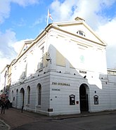 Guildhall dan Pasar Pannier Barnstaple.jpg