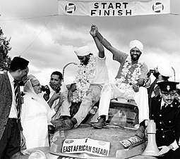 Йогиндер Сингх (слева) с братом, празднует победу в Ралли Сафари-1965