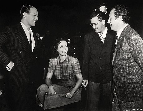 De g. à d. : Douglas Fairbanks Jr., Paulette Goddard, David O. Selznick et Richard Wallace, sur le tournage de La Famille sans-souci (1938)