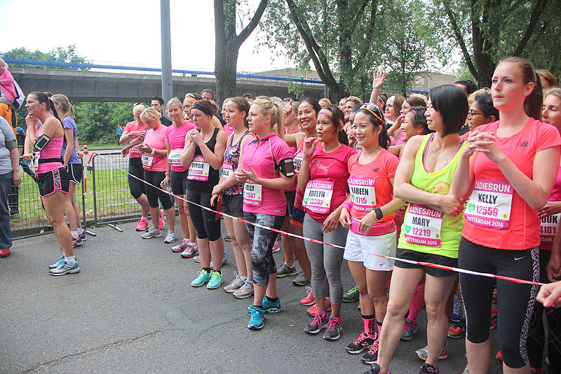 File:Thuy Dung groette en was klaar voor de start ladiesrun 2015 Rotterdam.jpg