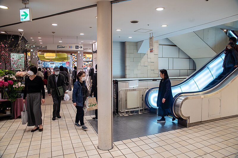 File:Tokyu Department Store Shibuya Main Store interior2 202003.jpg