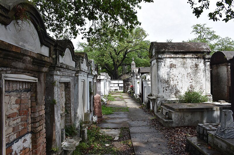 File:Tombs at Lafayette Cemetery No 1 Garden District New Orleans 12.JPG