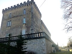 La terrasse, côté sud, avec le pavillon à l'ouest