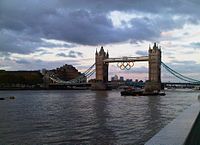 Die Londense Tower Bridge met die Olimpiese ringe.