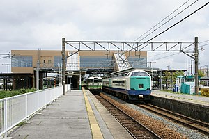豊栄駅に並ぶ特急「いなほ」と普通列車