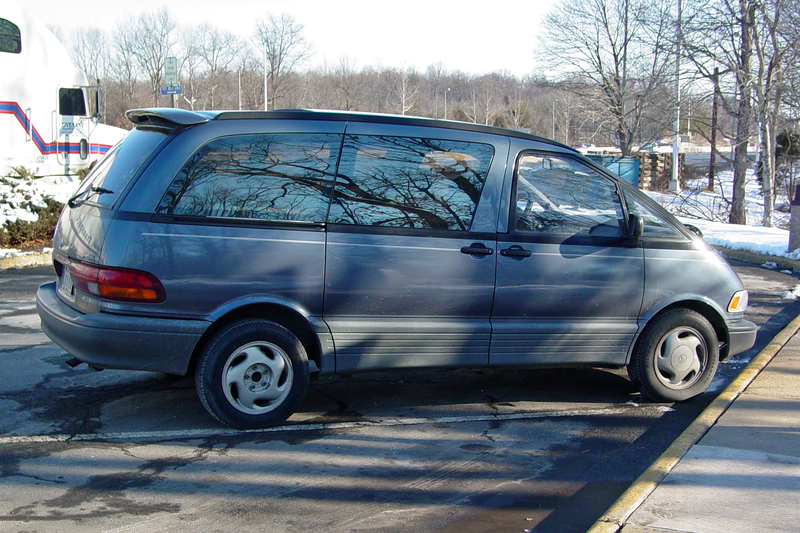 File:Toyota Previa at Manassas rest area (52674761141).png