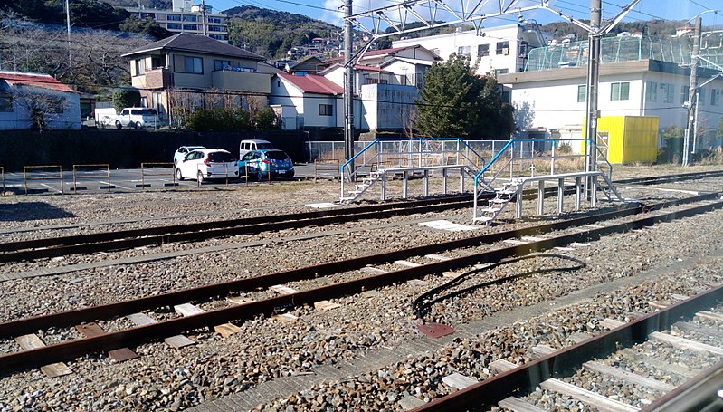 File:Tracks in Itō Station.jpg