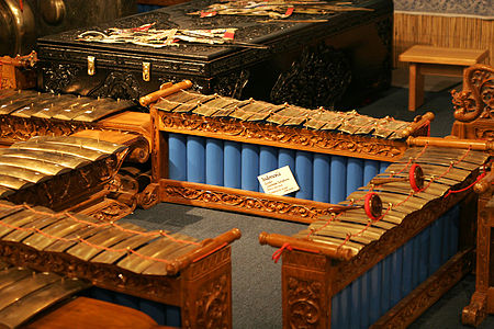 Fail:Traditional indonesian instruments03.jpg