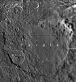 Кратер Торжис. Слева внизу (изнутри) к его краю прилегает кратер Малун, справа (снаружи) — Журфалей.