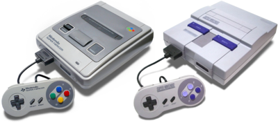 En Super Famicom og en Super NES med deres respektive controllere.