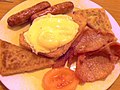 In Nordirland beliebtes Frühstück: das Ulster Fry mit Würstchen und Kartoffelbrot.