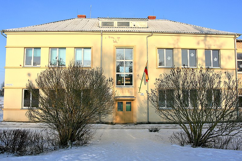 File:Vadzgirio mokykla 2010.jpg