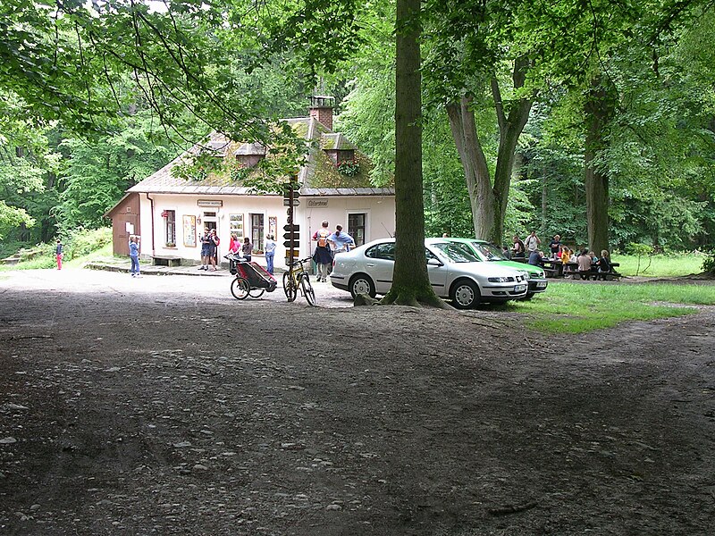 File:Valdštejn, občerstvení a rozcestník před hradem.jpg