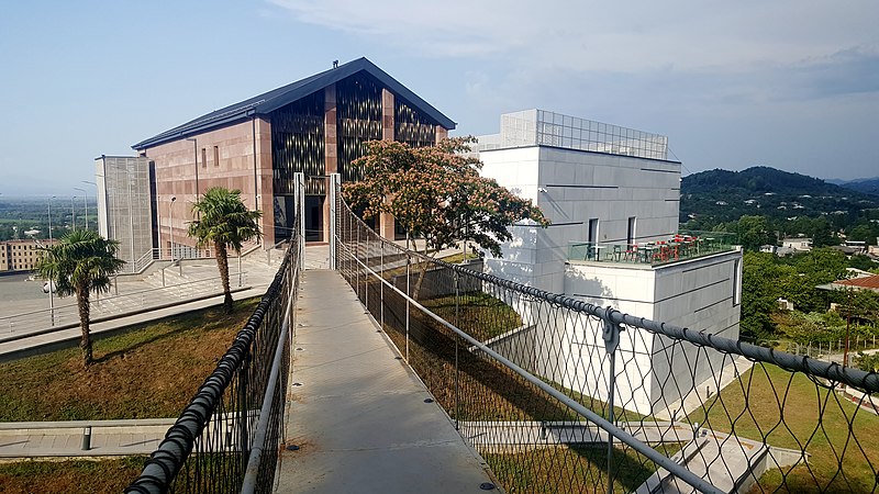 File:Vani Archaeological Museum, Main building.jpg