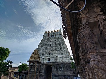 Gopuram nagusia, eta eskumako eraikinetik zintzilik, harri bakarretik zizelkatutako katebegiak.