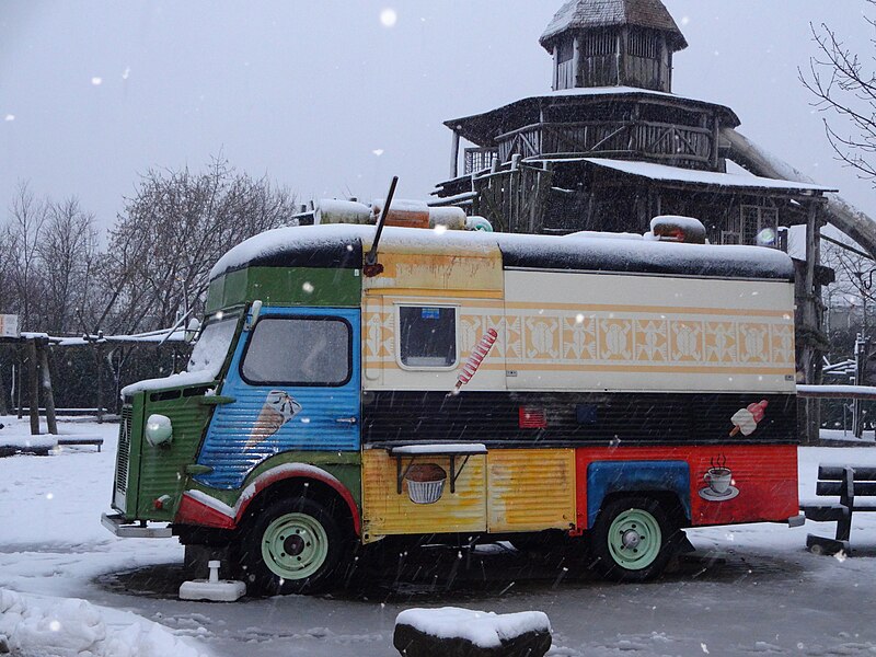 File:Vehicle - Diergaarde Blijdorp - Rotterdam - Food truck - snow covered.jpg