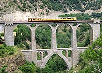 Wsporniki wiaduktu, żółty pociąg, fontpedrouse.jpg