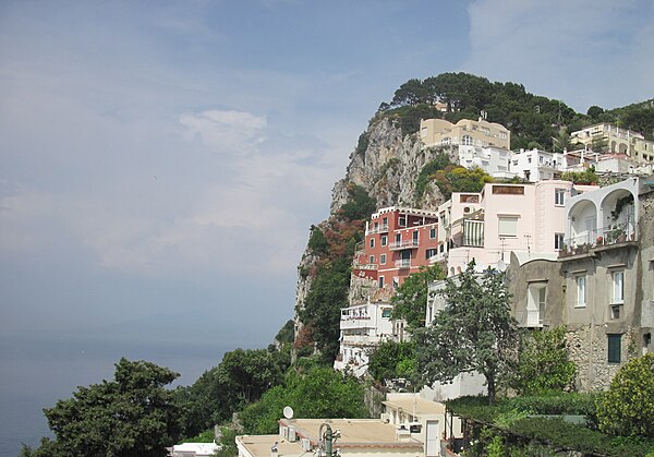 In 1909–1911 Maxim Gorky lived on Capri at villa Behring (burgundy).