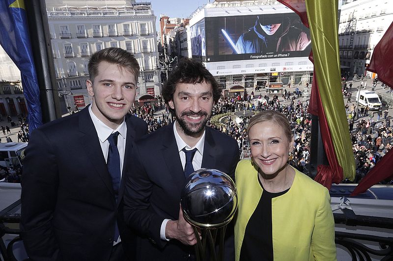 File:Vista del Real Madrid Baloncesto a la Real Casa de Correos, tras convertirse, de nuevo, en Campeón de la Copa del Rey (32860989482).jpg