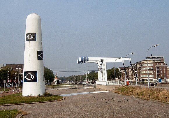 Monument in Vlaardingen geplaatst bij de voltooiing van de Delflandse Buitensluis als sluitstuk van de waterkering langs de Nieuwe Waterweg