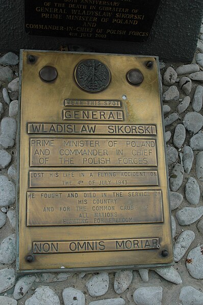 File:Władysław Sikorski monument, Gibraltar 3.JPG