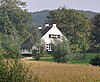 Sluiswachterswoning, gelegen op een oude dijk, opgetrokken in Ambachtelijk-traditionele bouwtrant