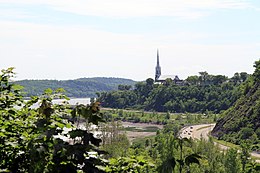 Saint Michel of Sillery Kilisesi ve arka planda Saint Lawrence Nehri
