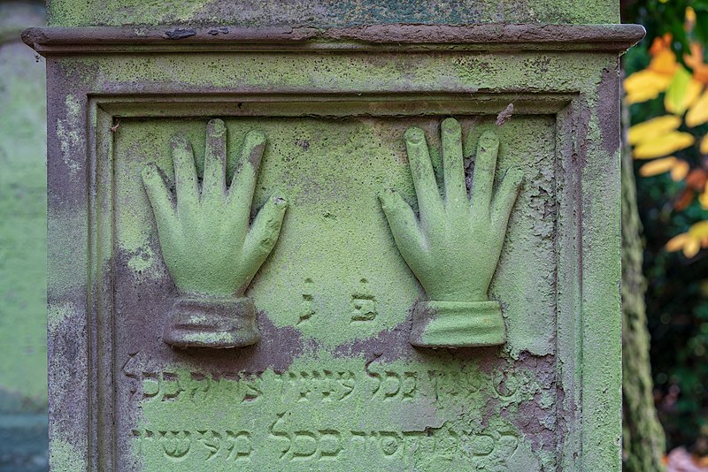 File:Waibstadt - Jüdischer Friedhof - mittlerer Teil - Symbol segnende Hände (1).jpg