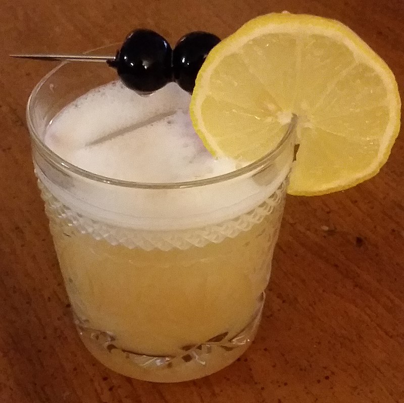 https://upload.wikimedia.org/wikipedia/commons/thumb/8/82/Whiskey_sour.jpg/800px-Whiskey_sour.jpg