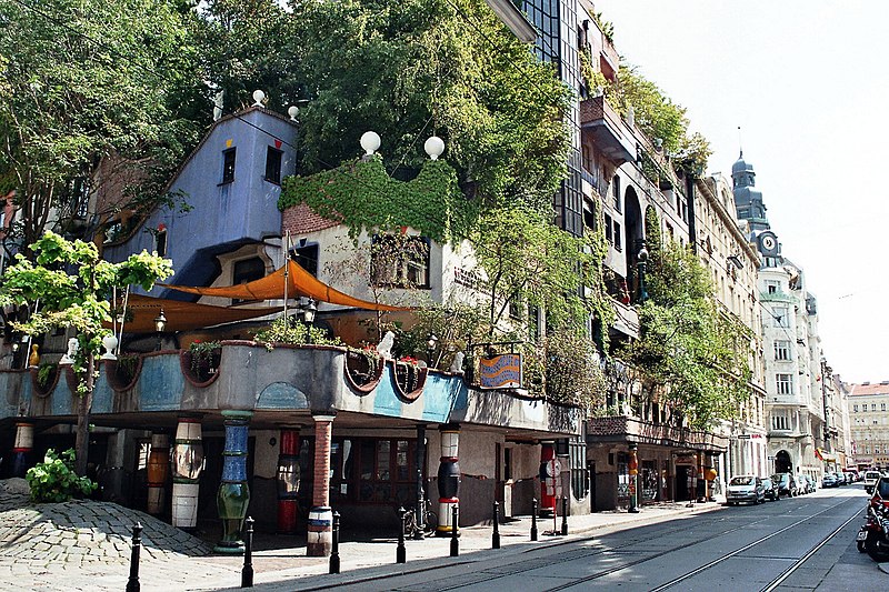 File:Wien, das Hundertwasserhaus und die Löwengasse.jpg