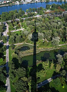 Donauturmschatten (User:Asio otus) (und ja, Hochformat. Oder um 90° drehen, geht auch.)