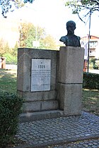 Spomenik Stevanu Sinđeliću na ulazu u Ćele-kule