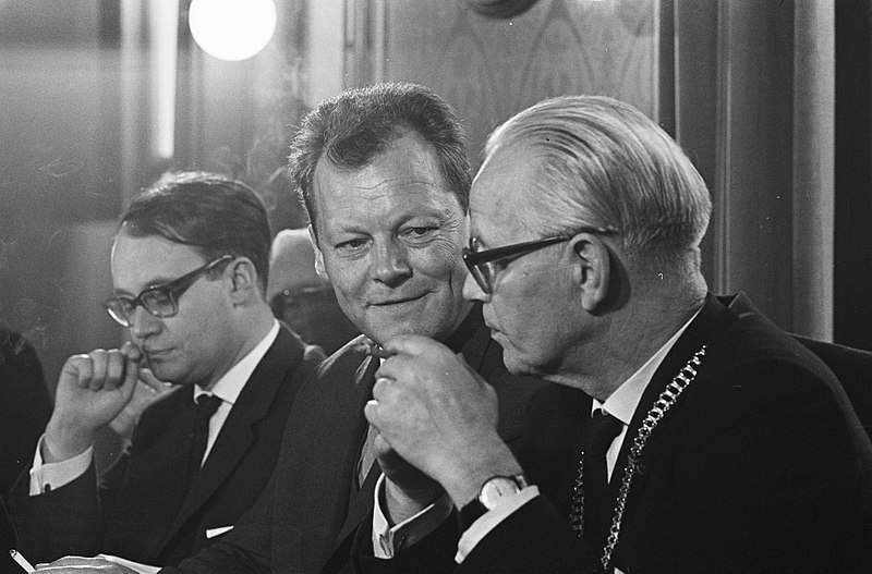 File:Willy Brandt in Groningen, rechts de heer J Tuin , Burgemeester van Groningen, Bestanddeelnr 914-3975.jpg