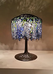 Floral patterns – Lamp with Wisteria design, by Louis Comfort Tiffany (1899–1900), Virginia Museum of Fine Arts, Richmond, US