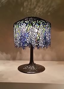 Bloemmotieven.  Lamp met blauweregen ontwerp van Louis Comfort Tiffany (1899-1900)