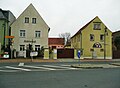Wohnhaus, Seitengebäude mit Anbau (Wohnstallhaus) und Scheune eines Dreiseithofes