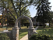 Wood County Historisches Zentrum und Museumsfront Arch.jpg