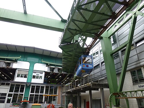 Wuppertal Samuel fährt Schwebebahn 040.JPG