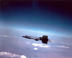 X-15 מבצע טיסה תת-מסלולית מעל שמי כדור הארץ.