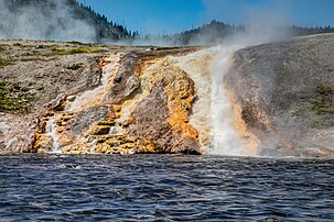 Les eaux chaudes de l'Excelsior Geyser rejoignant la rivière Firehole, dans le parc national de Yellowstone. (définition réelle 6 719 × 4 479)