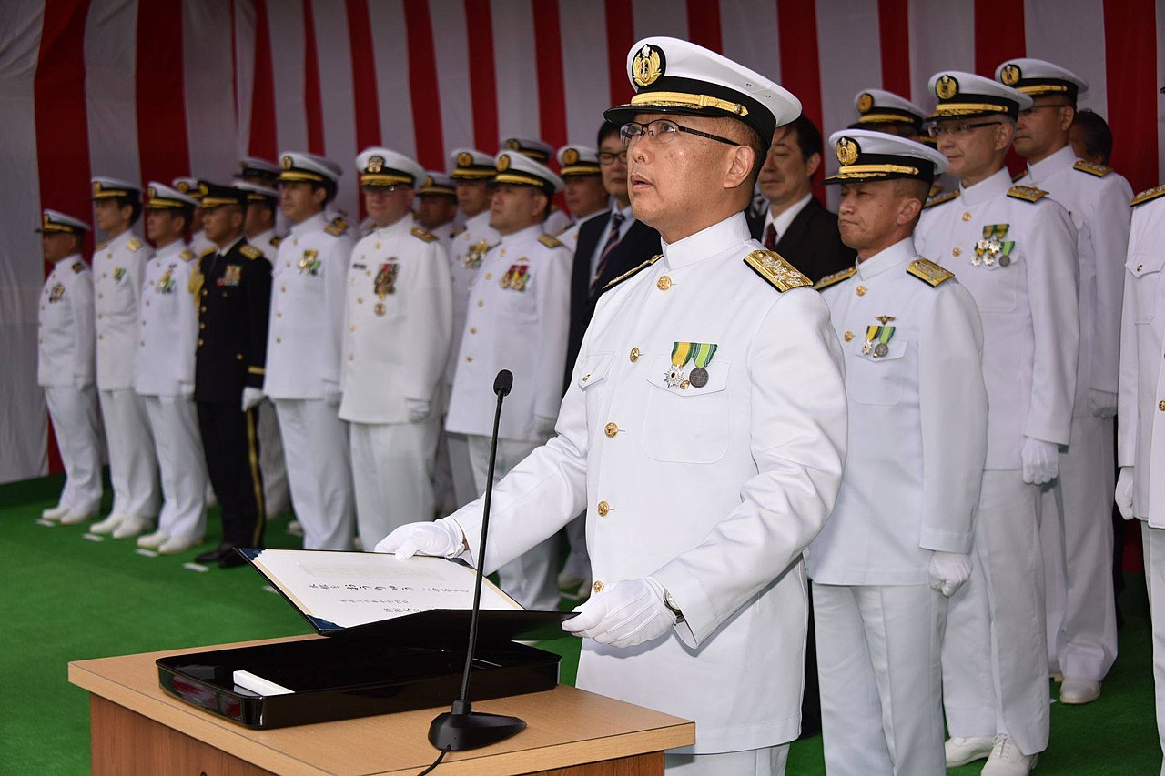 File:メダル化された防衛記念章を佩用する海上幕僚長（「かが」進水式